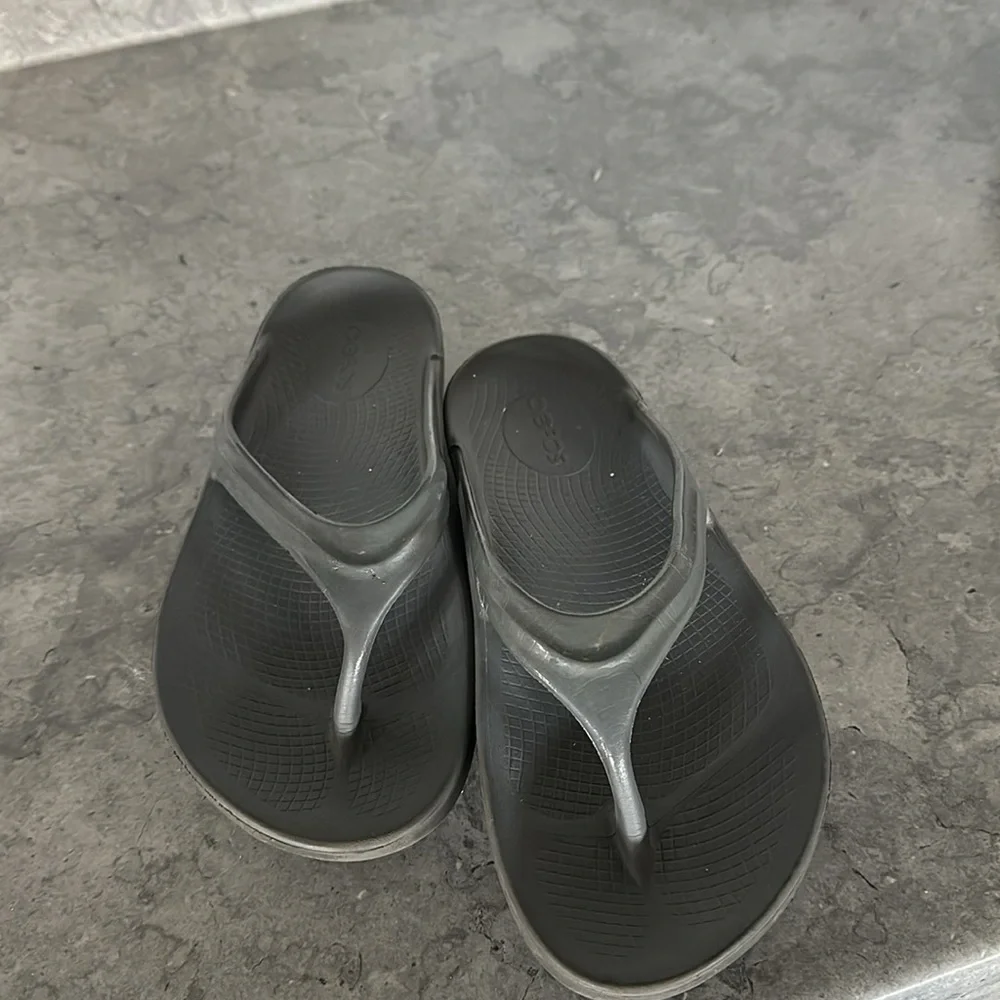 Oofos - Picture 2 of 4